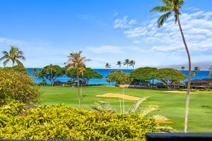 vista su un campo da golf con palme e sull'oceano di Maui Eldorado Condo K212 a Kaanapali