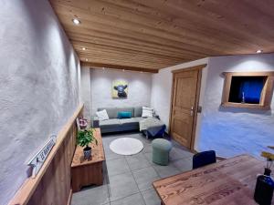 a living room with a couch and a table at Le Cosy - Appartement in Les Gets