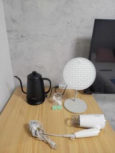 una mesa con una lámpara y una tetera. en ajito s11 市電駅徒歩1分 AC,wifiあり, en Sapporo