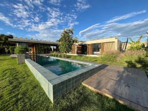 basen w ogrodzie domu w obiekcie Exclusiva Casa de Campo en Rozo - Piscina, Parqueadero y Zonas Verdes w mieście Rozo
