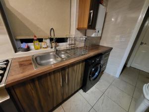 Kuchyň nebo kuchyňský kout v ubytování Stay Sleep Rest - Firth Park