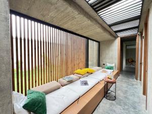 duża kanapa w pokoju z dużym oknem w obiekcie Exclusiva Casa de Campo en Rozo - Piscina, Parqueadero y Zonas Verdes w mieście Rozo +40 zdjęć