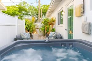 un jacuzzi en el patio trasero de una casa en Steps from Airport Hot Tub Bbq Boat Slip, en Dania Beach