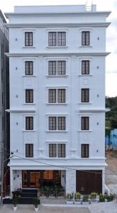 バンガロールにあるROYAL ACE BOUTIQUE HOTEL - Bhartiya Cityの白い建物