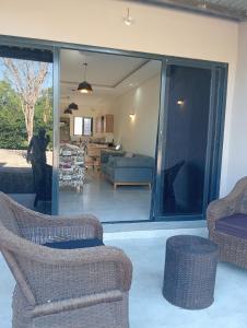 Ruang duduk di Beautiful 2 bedroom with Solar backup & Wi-Fi