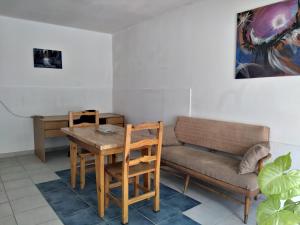 a room with a table and a couch and a table and chairs at La casa de Napoli in Trelew +20 photos
