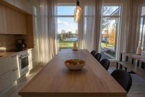 een keuken met een houten tafel en een fruitschaal bij Villa Valaja in Rovaniemi