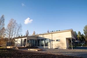 een groot gebouw met glazen deuren aan de zijkant bij Villa Valaja in Rovaniemi