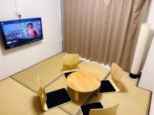 Una televisión o centro de entretenimiento en Base203