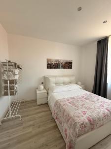 ファルコナーラ・マリッティマにあるAppartamento Moderno, Comfort, Mare e Posizione Topのベッドと窓のある白い寝室