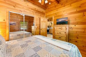 una camera con due letti in una cabina di Briar Brook - Private Smoky Mountain Luxury Log Home with 2 Fireplaces, Hot Tub & Community Pool a Sevierville Altre 77 foto