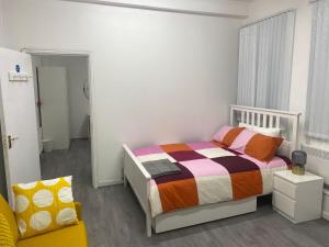 バーミンガムにあるThe Links Houseのベッドと椅子のある小さな寝室