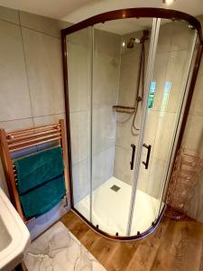 Koupelna v ubytování Stylish Cabin with Countryside Views and King Bed