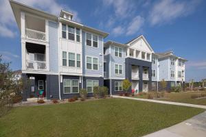 Cloverleaf Mobile Home ParkにあるLanding Modern 1BD Pool Gymの芝生の前に建つ大きなアパートメントです。