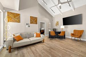 ein Wohnzimmer mit Sofa und Tisch in der Unterkunft Landing Apartments Phoenix - Maryvale Village in Phoenix
