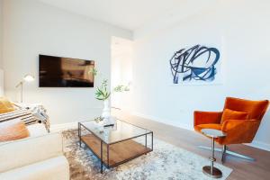 una sala de estar con un sofá y una silla en Landing Apartments - Downtown Murfreesboro, en Murfreesboro 8 fotos más