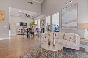 una sala de estar con un sofá y una mesa en Landing Apartments - Downtown Murfreesboro, en Murfreesboro