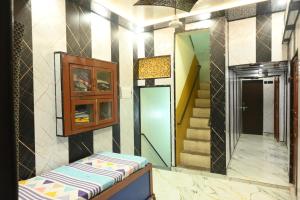 a room with a hallway with stairs and a mirror at Hotel Ajanta Rekabganj Faizabad Ayodhya in Jāmb