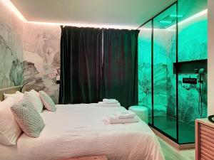Postel nebo postele na pokoji v ubytování Romantic Love Room à Canet-en-Roussillon Perpignan