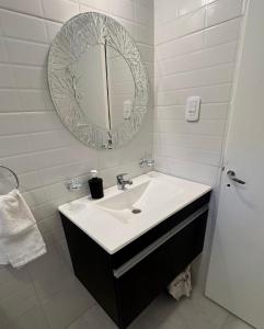 a bathroom with a sink and a mirror at Plaza Departamentos Temporarios II in Formosa