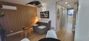 พื้นที่นั่งเล่นของ Appartement les hauts de balaruc L' escapade T2 rénové parking climatisation et piscine