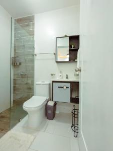 ラ・ロマーナにあるEncanto Luxury Stay - Romana del Oesteのトイレと鏡のある白いバスルーム