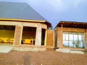 ムトワンブにあるAnapa Lodge and Campのレンガ造りの家