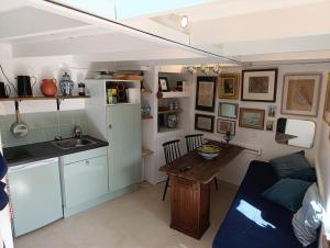 ラルモール・バダンにあるFisherman's houseのキッチンとテーブルとソファのあるリビングルーム