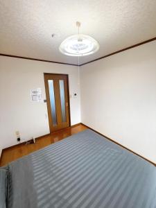 an empty room with a bed and a ceiling at 折尾Inホテル305 in Kitakyushu +13 photos
