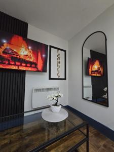 ein Wohnzimmer mit einem Tisch und einem Spiegel in der Unterkunft Cosy The Nook I Free Parking I Near City Centre in Hull