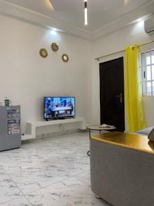 Μια τηλεόραση ή/και κέντρο ψυχαγωγίας στο Studio confortable avec jacuzzi