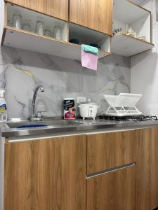 eine Küchentheke mit einer Spüle und zwei Laptops darauf in der Unterkunft Nice apartment near the bay, Los Cocos beach - Lindo apartamento cerca a la bahia, playa los cocos in Santa Marta