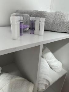 ein Regal mit fünf Gläsern und einer Schüssel darauf in der Unterkunft Nice apartment near the bay, Los Cocos beach - Lindo apartamento cerca a la bahia, playa los cocos in Santa Marta + 12 Fotos