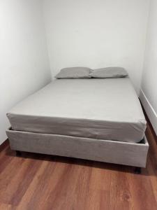 Bett in einer Ecke eines Zimmers in der Unterkunft Nice apartment near the bay, Los Cocos beach - Lindo apartamento cerca a la bahia, playa los cocos in Santa Marta