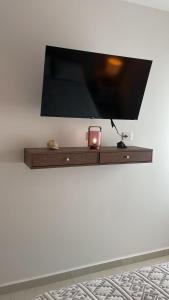 a flat screen tv sitting on top of a wall at Depto Moderno Oceanna frente a playa cerritos in Mazatlán