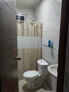 GuararéにあるNanny Villageのトイレと洗面台付きのバスルーム