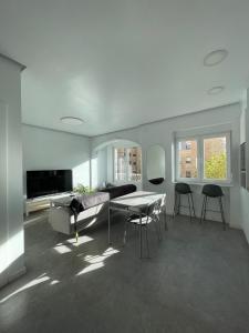 TV a/nebo společenská místnost v ubytování Apartamento moderno junto al MUSAC