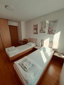 Una cama o camas en una habitación de Quiet Corner Of Baščaršija