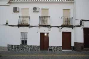 ein weißes Gebäude mit Balkonen an der Seite in der Unterkunft La Casa de Antonina in Castilblanco de los Arroyos