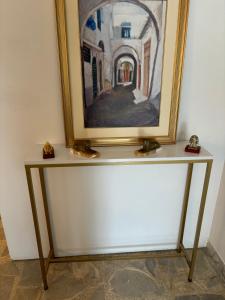a painting on a table with a picture on it at La chambre dorée avec jardin privé in Dar Salah Bey