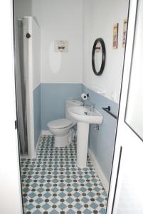 ein Badezimmer mit Toilette und Waschbecken in der Unterkunft La Casa de Antonina in Castilblanco de los Arroyos + 31 Fotos