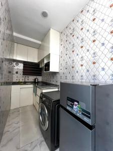 cocina con lavadora en Pat Luxury Apartments, en Uyo