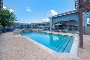 Πισίνα στο ή κοντά στο Quality Inn Near Lake Marble Falls