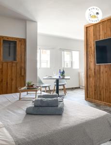 Una televisión o centro de entretenimiento en Suite Amorosa by Babiniliving