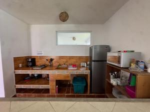 プエルト・エスコンディードにあるCasa Godmar with Starlinkのカウンターと冷蔵庫のあるキッチン +45枚の写真