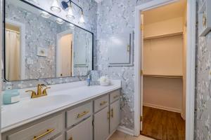 a bathroom with a sink and a mirror at FAMILY Friendly Sleeps 10 4 Bedrooms King Bed & Pets in Valdosta