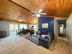 Khu vực ghế ngồi tại Near Paradise-3bd2badockdeckfirepitkayaks-7pp