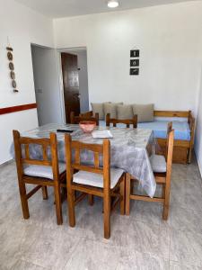 a dining room with a table and chairs and a bed at Clomplejo MUNAY con piscina y parking in Villa Cura Brochero