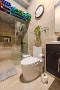 een badkamer met een toilet en een klok aan de muur bij Private Villa in Punta Cana with Pool and Jacuzzi in Punta Cana