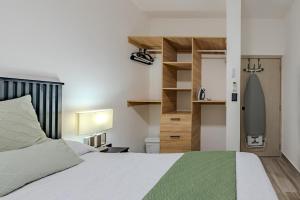 een slaapkamer met een bed en een surfplank op een plank bij Private Villa in Punta Cana with Pool and Jacuzzi in Punta Cana +30 foto's